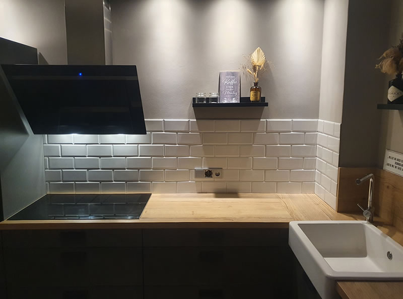 Moderner Fliesenspiegel über Arbeitsplatte und Herd - Handwerker Robert Schäke aus Bad Pyrmont, ihr Allround Handwerkerservice für Dienstleistungen in Haus und Garten um Hameln und Bad Pyrmont, Handwerker Allrounder für Renovierung, Modernisierung, Sanierung im Raum Hameln Pyrmont. Wasserschadensanierung und Kaminsanierung durch den Handwerkerservice Robert Schäke. Dekorativer Fliesenspiegel - Allround Handwerker in Hameln und Bad Pyrmont - Handwerkerservice Robert Schäke für Renovierung, Modernisierung, Sanierung, Dienstleistungen für Haus und Garten