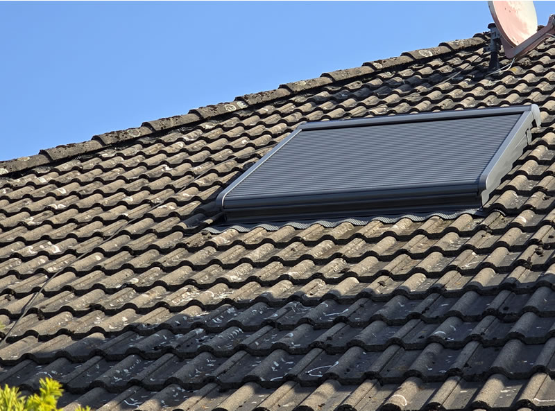 Nachträglicher Einbau eines Dachfensters - Handwerker Robert Schäke aus Bad Pyrmont, ihr Allround Handwerkerservice für Dienstleistungen in Haus und Garten um Hameln und Bad Pyrmont, Handwerker Allrounder für Renovierung, Modernisierung, Sanierung im Raum Hameln Pyrmont. Wasserschadensanierung und Kaminsanierung durch den Handwerkerservice Robert Schäke. Dachfenster Einbau mit Dachfenster-Rollladen - Allround Handwerker in Hameln und Bad Pyrmont - Handwerkerservice Robert Schäke für Renovierung, Modernisierung, Sanierung, Dienstleistungen für Haus und Garten
