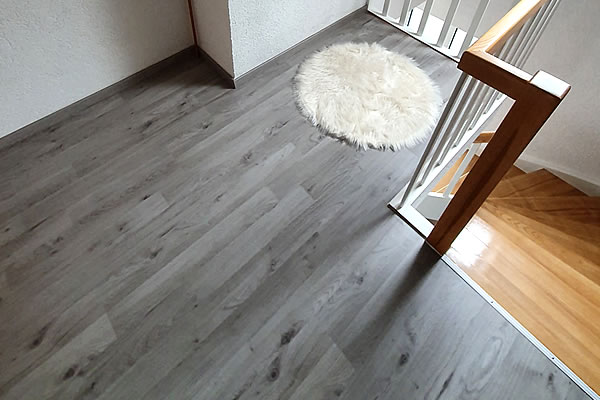 Verlegung eines Vinylfußbodens im Treppenhaus - Handwerker Robert Schäke aus Bad Pyrmont, ihr Allround Handwerkerservice für Dienstleistungen in Haus und Garten um Hameln und Bad Pyrmont, Handwerker Allrounder für Renovierung, Modernisierung, Sanierung im Raum Hameln Pyrmont. Wasserschadensanierung und Kaminsanierung durch den Handwerkerservice Robert Schäke. Fußbodenverlegung im Treppenhaus - Allround Handwerker in Hameln und Bad Pyrmont - Handwerkerservice Robert Schäke für Renovierung, Modernisierung, Sanierung, Dienstleistungen für Haus und Garten
