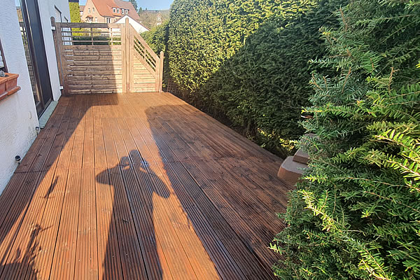 Verlegung eines Terrassenbodens mit passendem Sichschutzzaun - Handwerker Robert Schäke aus Bad Pyrmont, ihr Allround Handwerkerservice für Dienstleistungen in Haus und Garten um Hameln und Bad Pyrmont, Handwerker Allrounder für Renovierung, Modernisierung, Sanierung im Raum Hameln Pyrmont. Wasserschadensanierung und Kaminsanierung durch den Handwerkerservice Robert Schäke. Terrassenboden mit Sichtschutzzaun - Allround Handwerker in Hameln und Bad Pyrmont - Handwerkerservice Robert Schäke für Renovierung, Modernisierung, Sanierung, Dienstleistungen für Haus und Garten