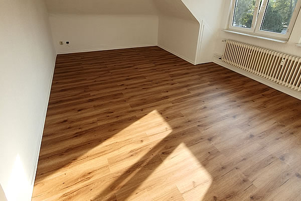 Renovierung einer Wohnung, Komplett mit Fußboden verlegen und Wände streichen - Handwerker Robert Schäke aus Bad Pyrmont, ihr Allround Handwerkerservice für Dienstleistungen in Haus und Garten um Hameln und Bad Pyrmont, Handwerker Allrounder für Renovierung, Modernisierung, Sanierung im Raum Hameln Pyrmont. Wasserschadensanierung und Kaminsanierung durch den Handwerkerservice Robert Schäke. Renovierte Wohnung - Allround Handwerker in Hameln und Bad Pyrmont - Handwerkerservice Robert Schäke für Renovierung, Modernisierung, Sanierung, Dienstleistungen für Haus und Garten